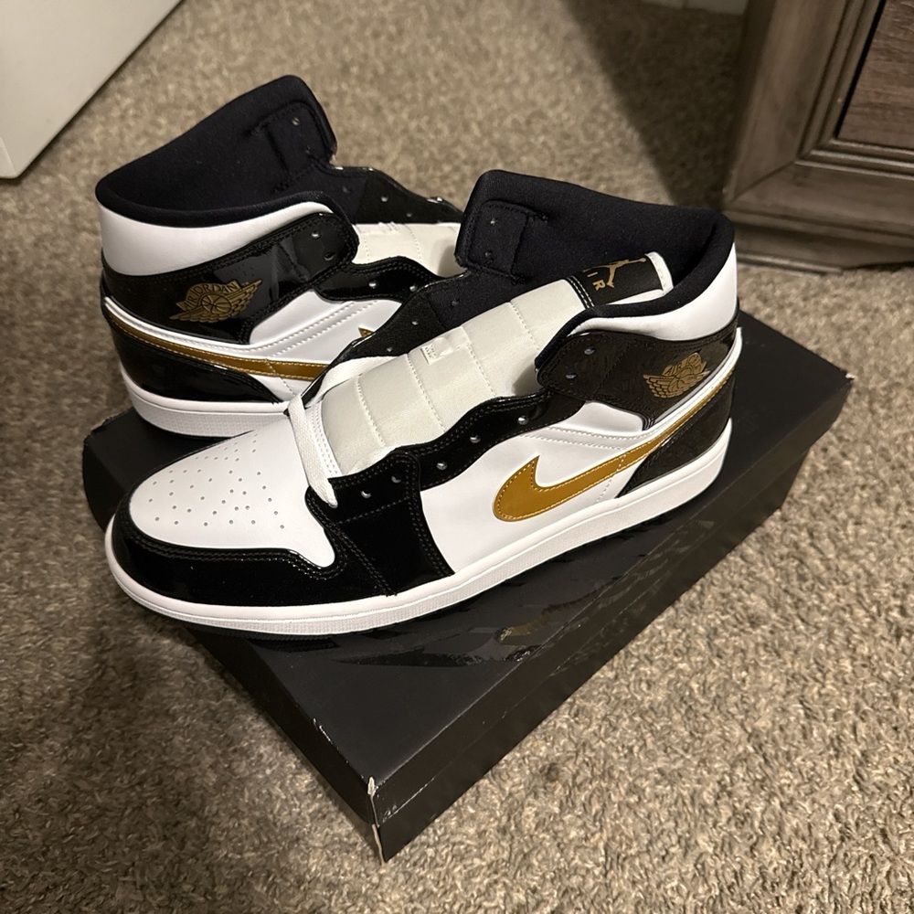 Jordan Air Mid SE in Black and Gold - Picture 2 of 5